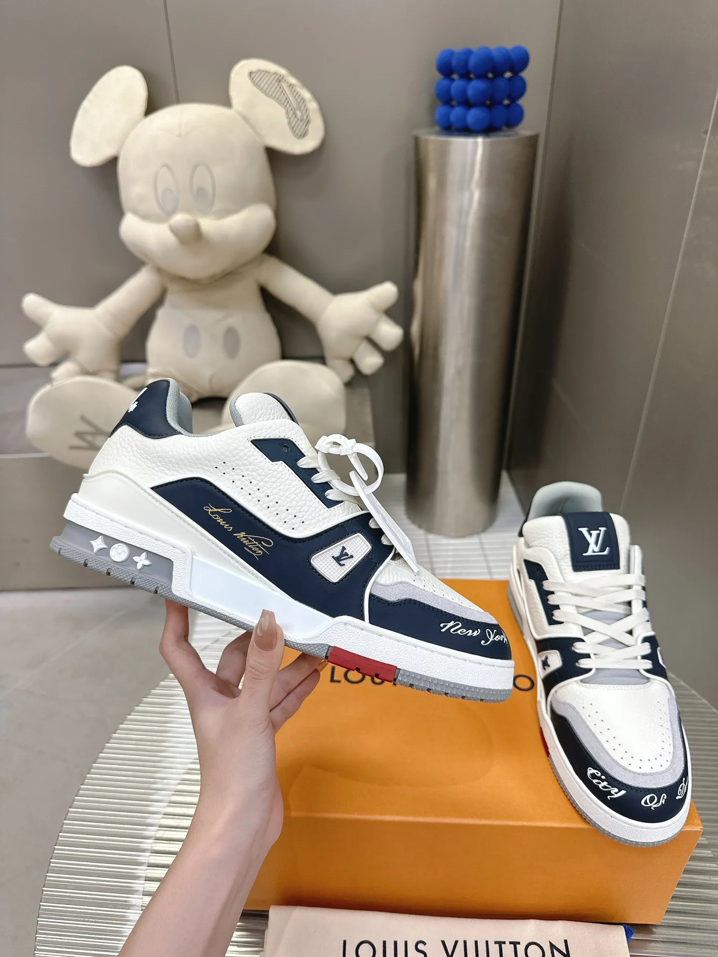 👟👟Ex-factory price 840👟👟The highest version on the Internet⚠️Feel free to compare! 2021🔥New model, purchase quality LV~Louis Vuitton by Virgin Abloh’s best-looking sneakers, Donkey Brand strongly recommends new products, official website limited edition retro basketball sneakers! Both high and low tops cost money to purchase 1:1 accurate replicas of the originals. The details are invincible, full of sincerity, imported custom-made original cowhide, the original package method is the same, the details are 100% restored, and the private model customized the original one-piece T👟👟factory price U outsole, which is different from other brands. Without the original version, this effect cannot be achieved! 35-45 (46 is custom-made and non-refundable) Some colors are available in women’s styles